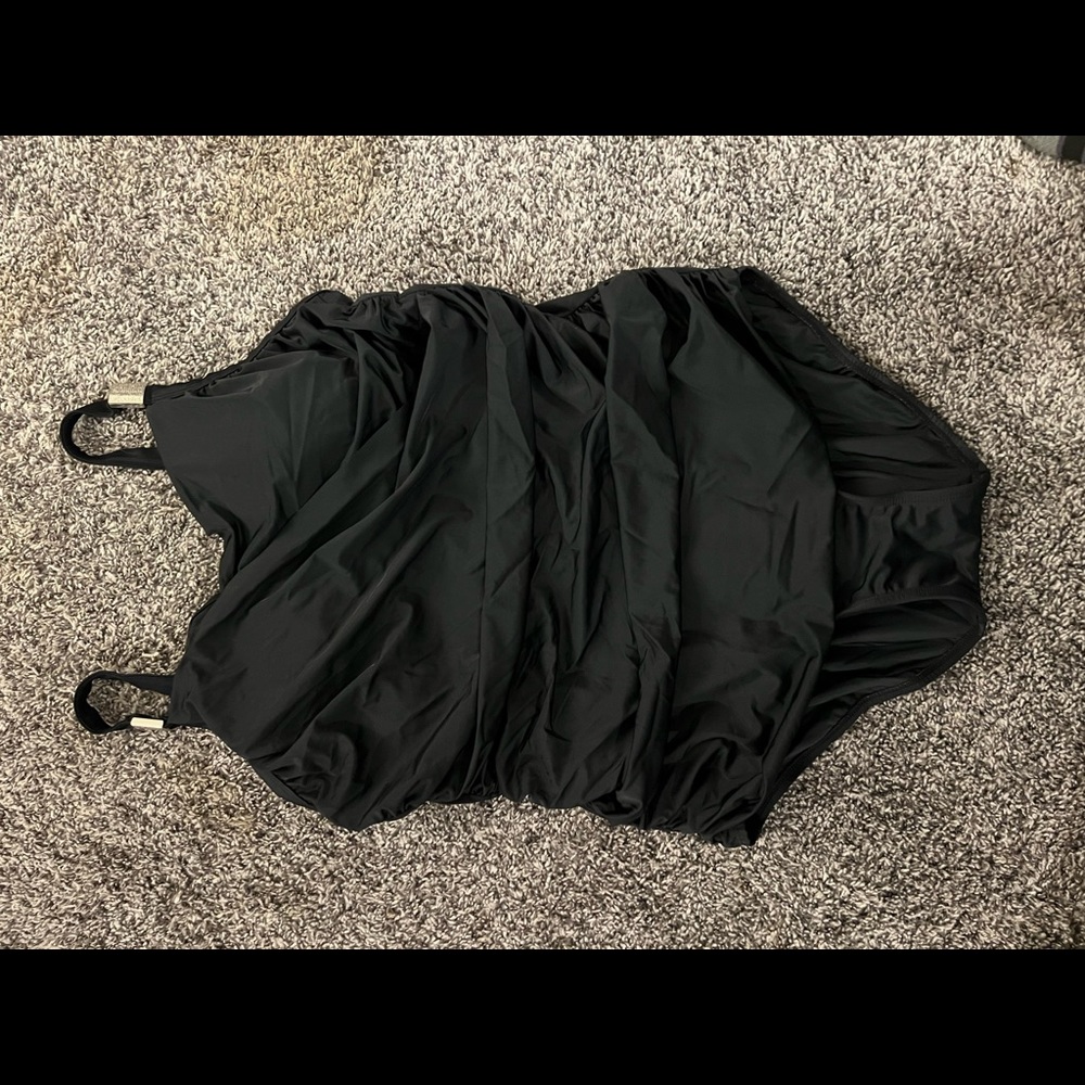 EUC size 20W swimsuit. Flattering.